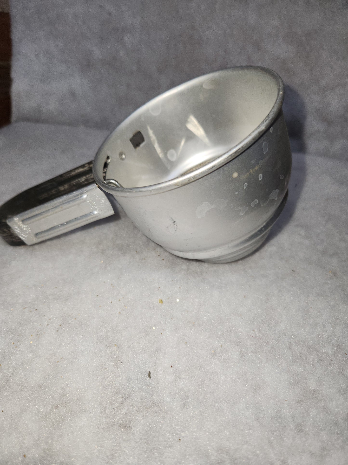 Vintage Foley Small Aluminum Flour Sifter squeeze handle 1 to 2 cup Pat. NO 2322676 fs7