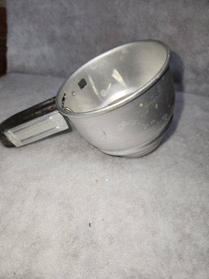Vintage Foley Small Aluminum Flour Sifter squeeze handle 1 to 2 cup Pat. NO 2322676 fs7