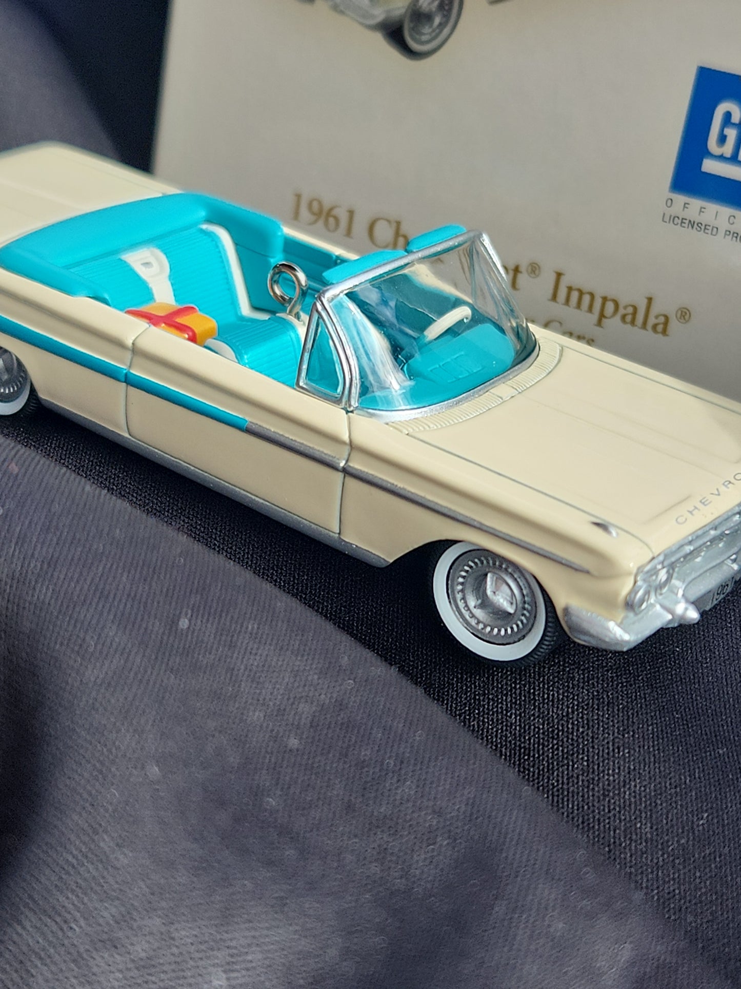 Hallmark Keepsake Ornament 1961 Chevrolet Impala Convertible Die Cast Metal 2006