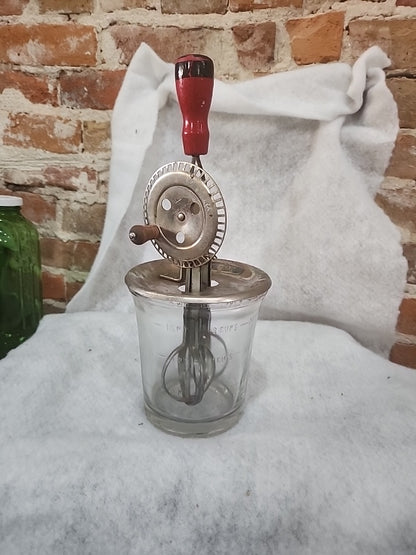 Vintage Antique egg beater with one quart 32 oz. 4 cups heavy glass container no handle no spout measuring kit166