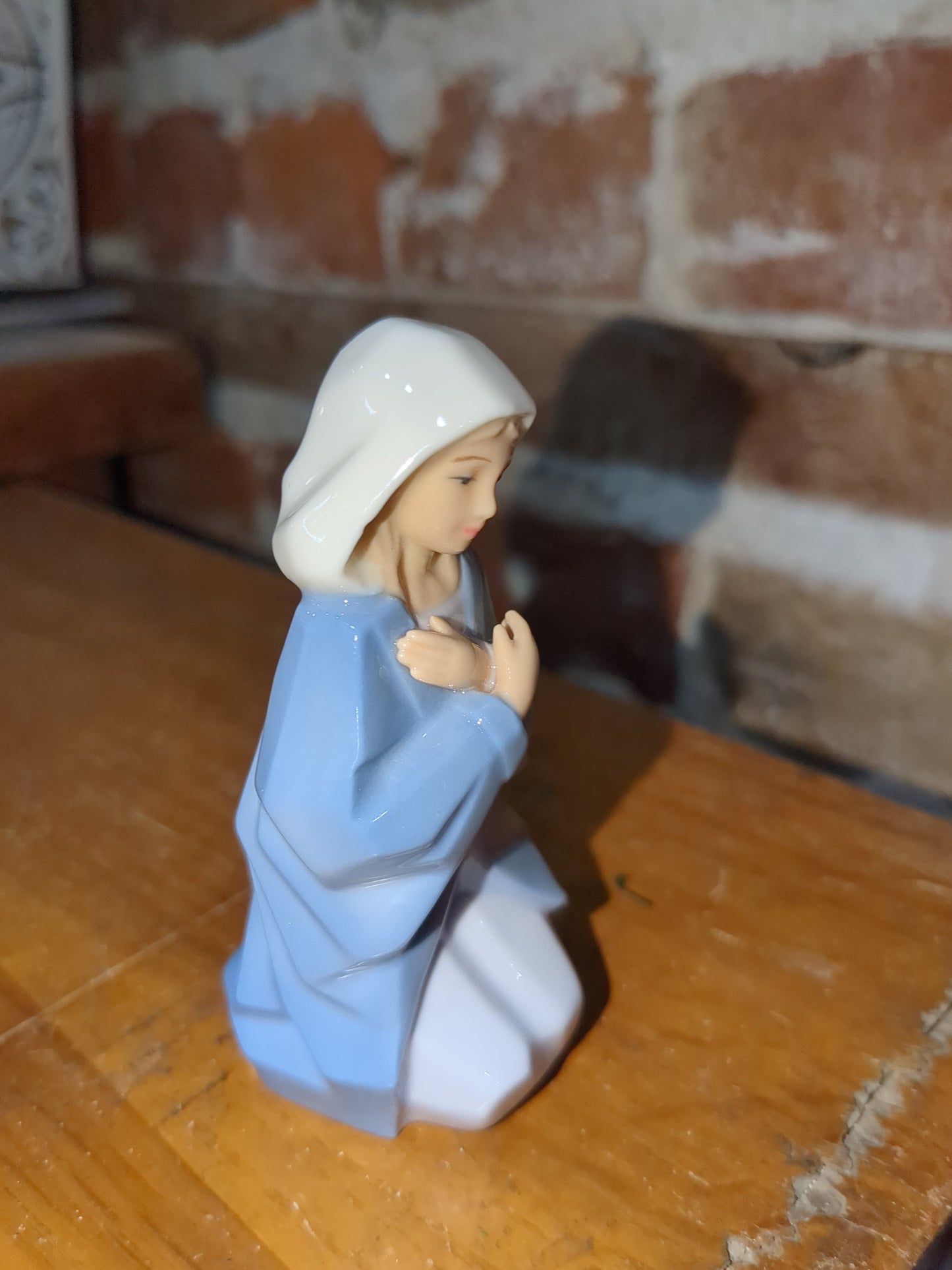 Vintage replacement piece for Hallmark ceramic 11 piece nativity set. Mary