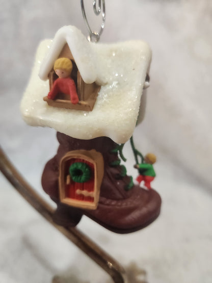 Vintage 1985 Hallmark Keepsake Ornament Old woman who Lives in a Shoe with children