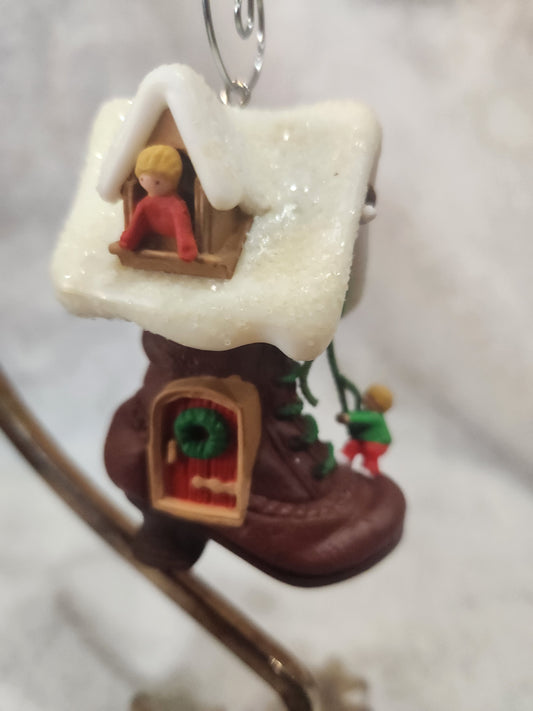 Vintage 1985 Hallmark Keepsake Ornament Old woman who Lives in a Shoe with children