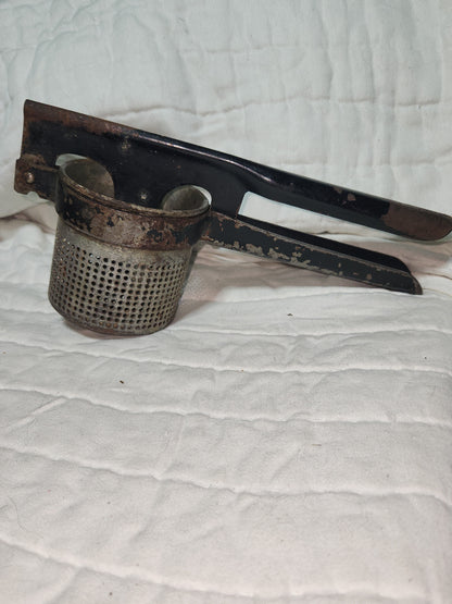 Vintage Potato Ricer black chippy handle universal kit914