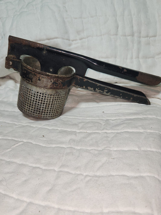 Vintage Potato Ricer black chippy handle universal kit914