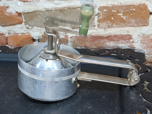 Vintage 1930 Kwikway Productions St. Louis juicer with rotating green handle kit881