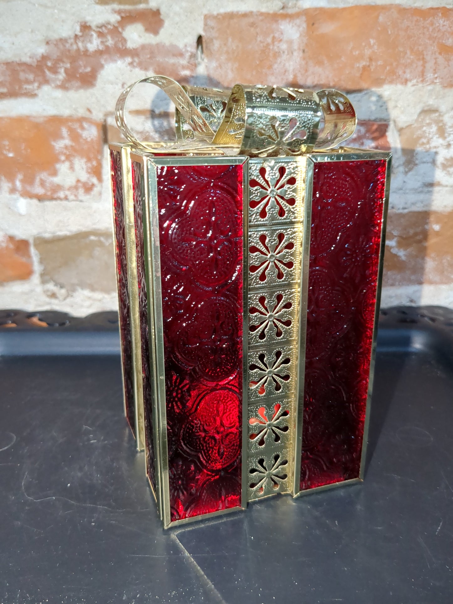 Avon Christmas Stainglass Gift Box With Flameless Tealight Red Gold has box av578