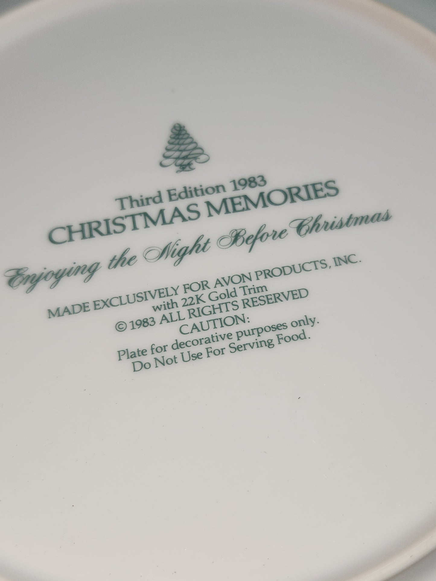 Vintage Avon Christmas 1983 Thurd Edition Christmas Memories Enjoying the Night Before Christmas Plate 22k gold trim Original Box.